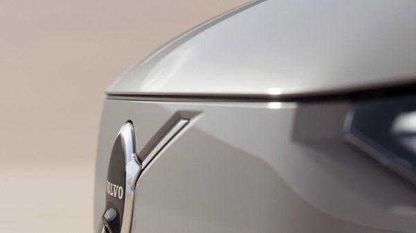 فولفو تنشر مزيداً من الصور للتشويق لطراز EX90 الكهربائي بالكامل