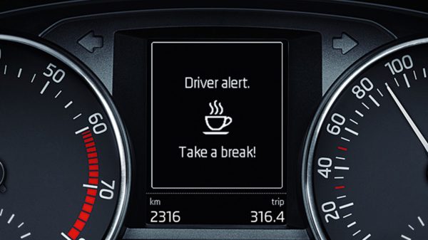 ما هي أنظمة الكشف عن إرهاق السائق في السيارات الجديدة و كيف تعمل؟