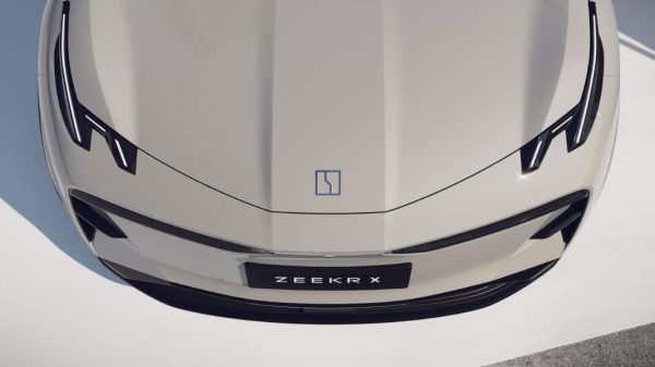 زيكر تكشف عن تصميم سيارة الدفع الرباعي الكهربائية الجديدة Zeekr X قبيل موعد الإطلاق