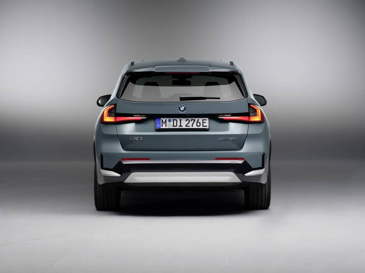بي إم دبليو ستضيف سيارة جديدة إلى سلسلة الدفع الرباعي BMW iX1 الكهربائية بالكامل_5