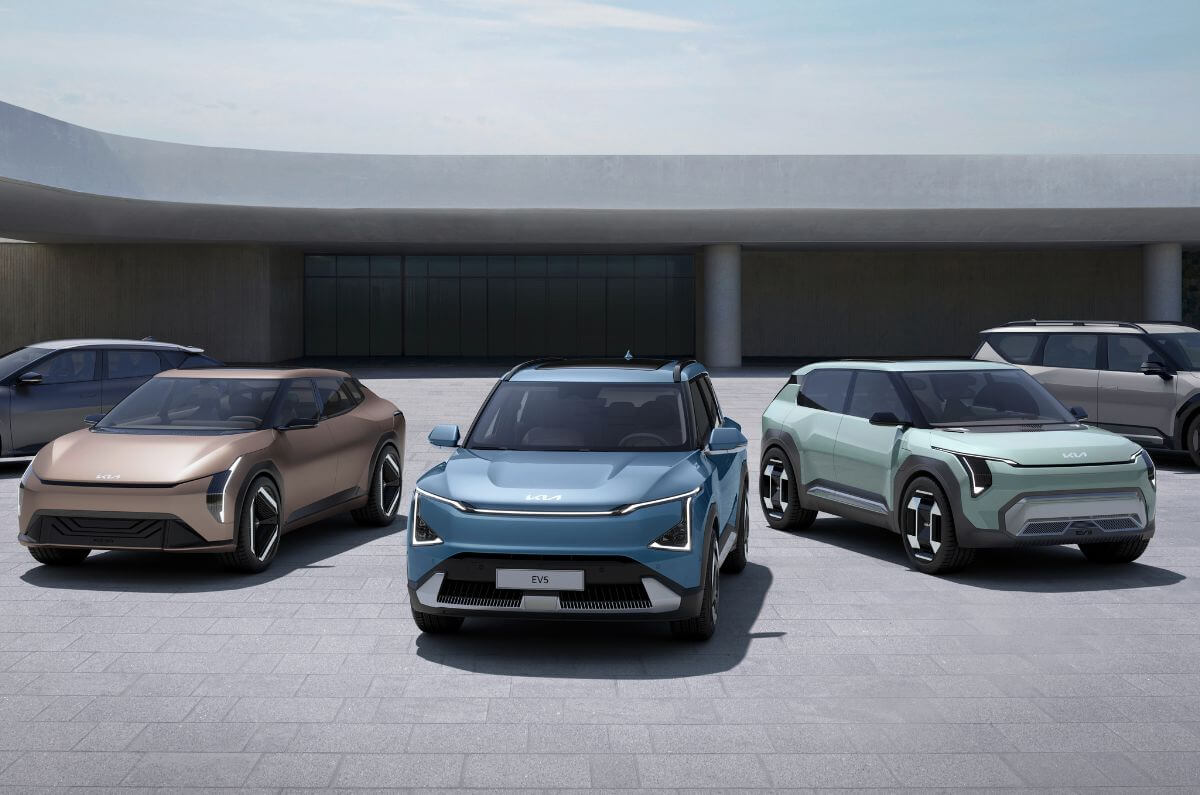 كيا تكشف عن ثلاث سيارات كهربائية جديدة … طرازين اختباريين وطراز جاهز للإنتاج
