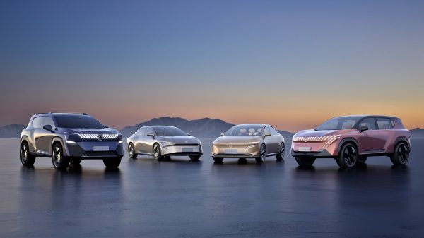 نيسان تكشف عن أربع سيارات كهربائية نموذجية في معرض بكين للسيارات