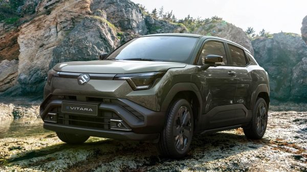 سوزوكي تدخل سوق السيارات الكهربائية من خلال طراز الدفع الرباعي الجديد e-Vitara