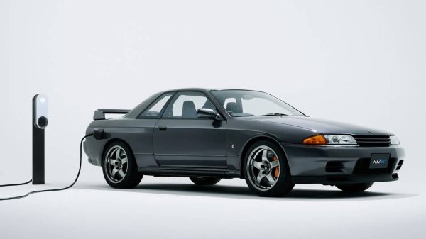 نيسان تعيد إحياء طراز R32 GT-R عبر تقديمه كسيارة كهربائية