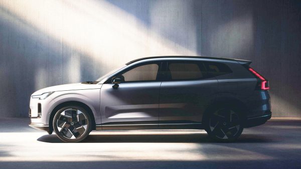 فولفو XC70 تعود كسيارة SUV هجينة بمدى كهربائي يصل إلى 200 كيلومتر