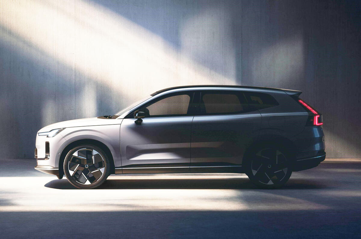 فولفو XC70 تعود كسيارة SUV هجينة بمدى كهربائي يصل إلى 200 كيلومتر