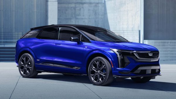 كاديلاك تطلق سيارتها الكهربائية الجديدة Optiq-V بقوة هائلة 519 حصان ولمسات تصميمية مميزة