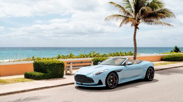أستون مارتن تطلق طراز مخصص من سيارة DB12 Volante في فلوريدا بتصميم مذهل من وحي المدينة