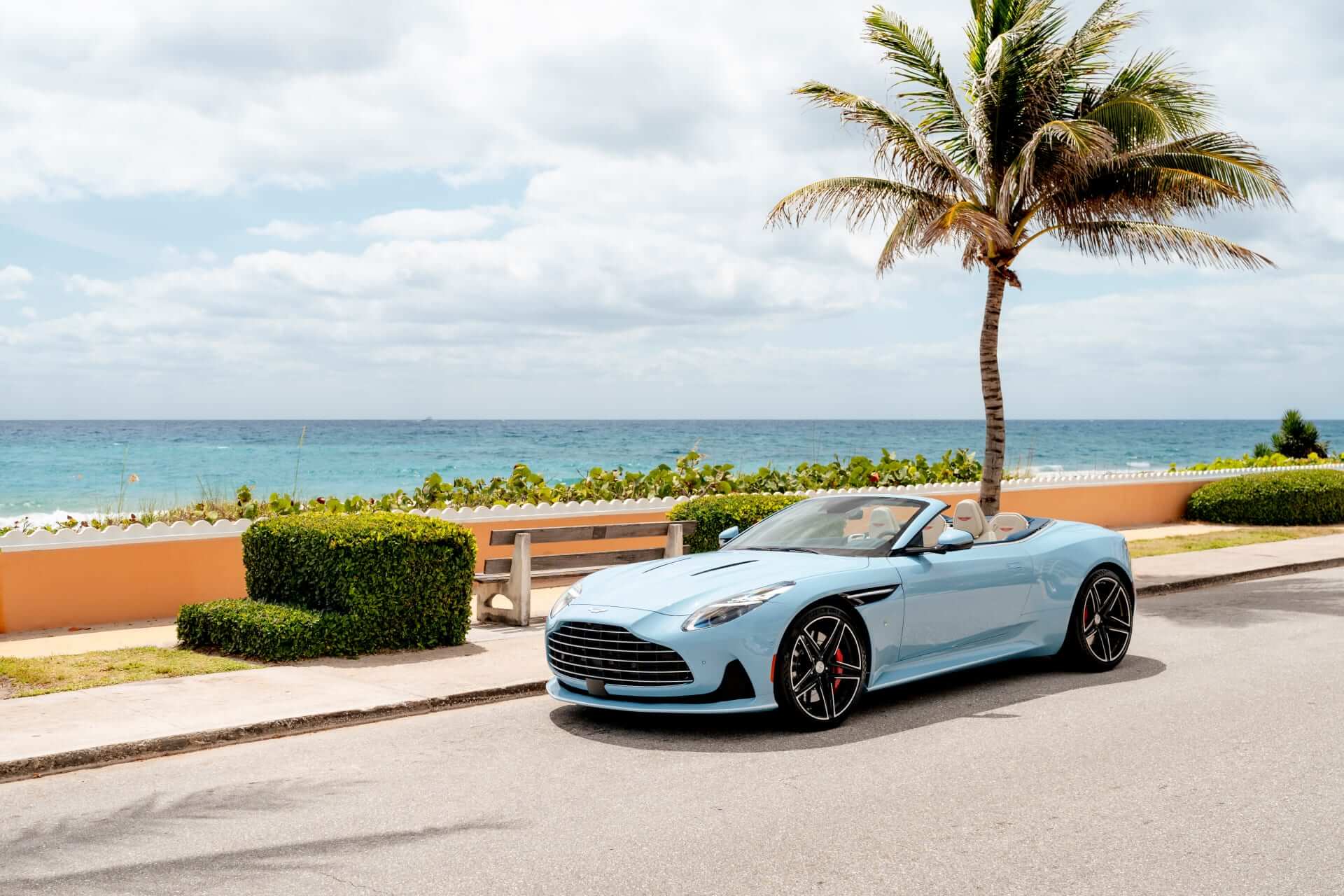 أستون مارتن تطلق طراز مخصص من سيارة DB12 Volante في فلوريدا بتصميم مذهل من وحي المدينة