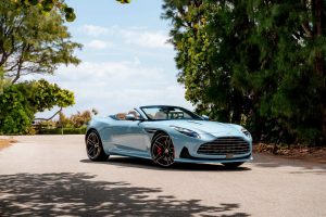 أستون مارتن تطلق طراز مخصص من سيارة DB12 Volante في فلوريدا بتصميم مذهل من وحي المدينة_8