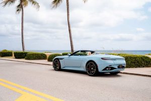 أستون مارتن تطلق طراز مخصص من سيارة DB12 Volante في فلوريدا بتصميم مذهل من وحي المدينة_2