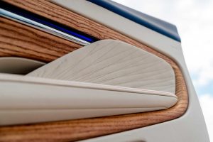 أستون مارتن تطلق طراز مخصص من سيارة DB12 Volante في فلوريدا بتصميم مذهل من وحي المدينة_7