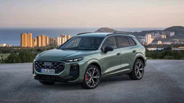 بتصميم رياضي أكثر هجومية .. أودي تكشف عن سيارة الدفع الرباعي الفخمة Audi Q3 2026