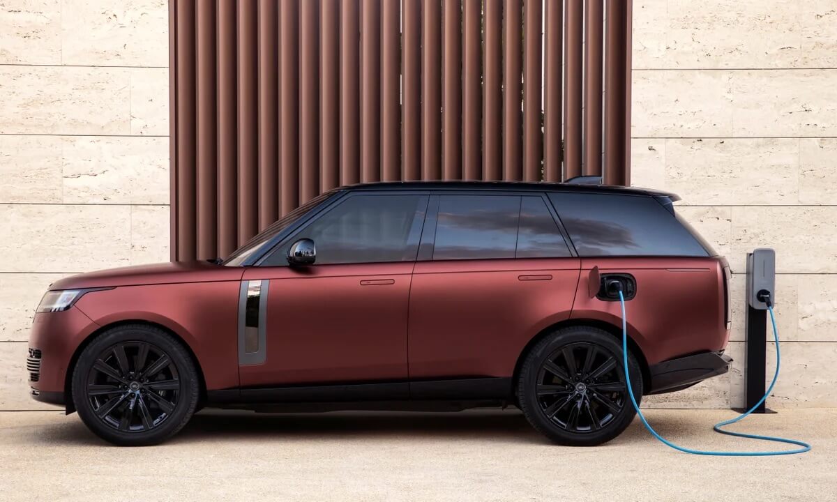 جاكوار لاند روفر تؤجل إطلاق رينج روفر الكهربائية حتى عام 2026