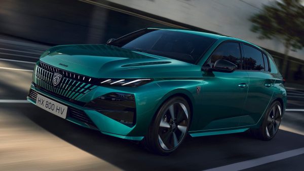 بيجو تكشف عن طرازي E-308 وE-308 SW الجديدين ببطارية أكبر بنسبة 8.6%
