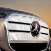 مرسيدس بنز تستعرض تصميمًا جريئًا للشبك الأمامي لسيارة GLC الكهربائية الجديدة