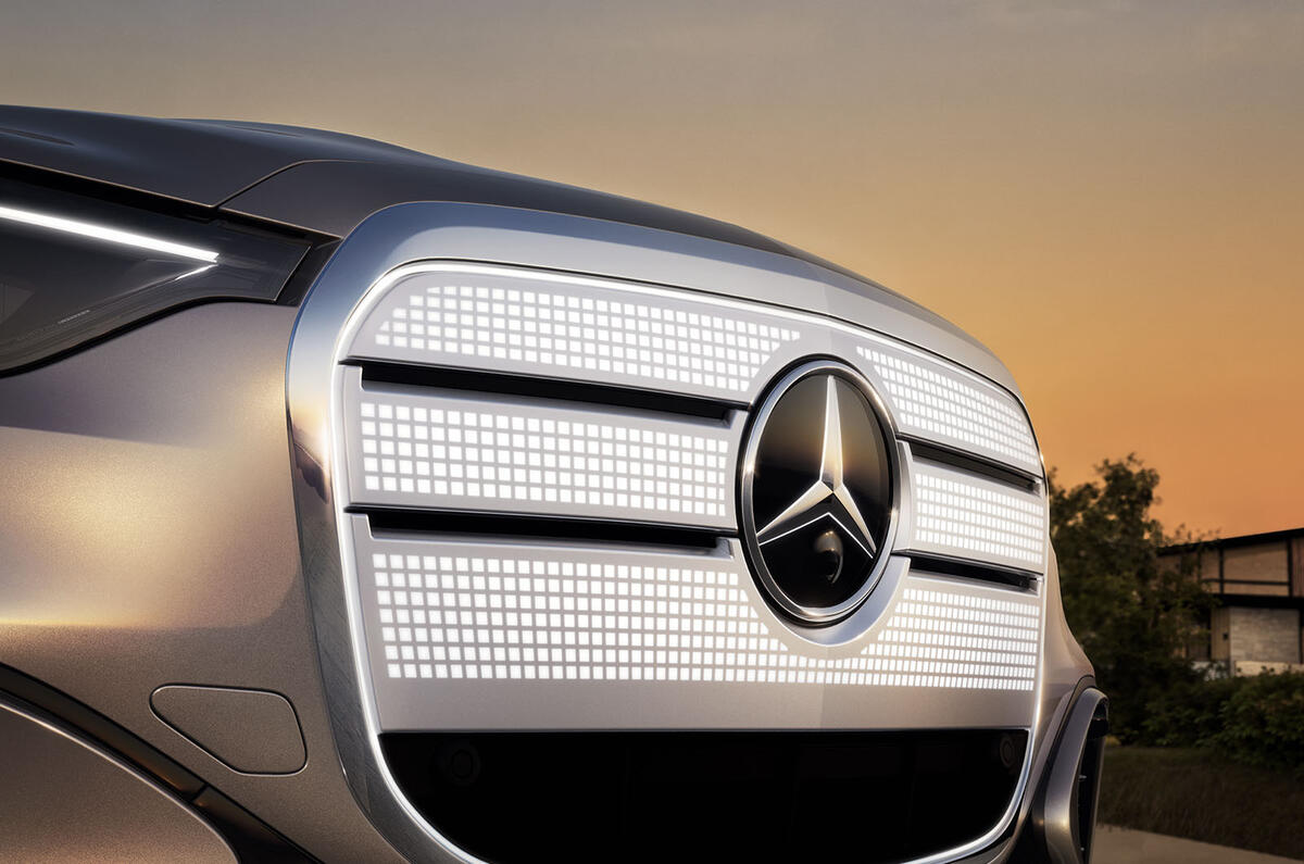 مرسيدس بنز تستعرض تصميمًا جريئًا للشبك الأمامي لسيارة GLC الكهربائية الجديدة