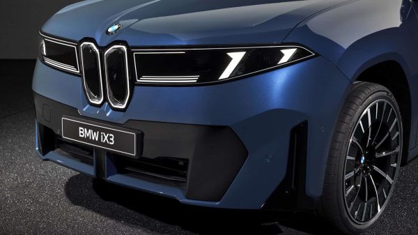 شائعات تفيد أن إنتاج سيارة BMW X3 M الكهربائية قد يبدأ في نوفمبر 2027