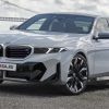 BMW الفئة الخامسة المحسّنة تظهر بتصميم أكثر هدوءاً في تصميم تخيلي جديد دون تمويه