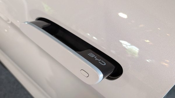 بعد حوادث قاتلة.. الصين تتجه لمنع مقابض الأبواب الكهربائية في السيارات