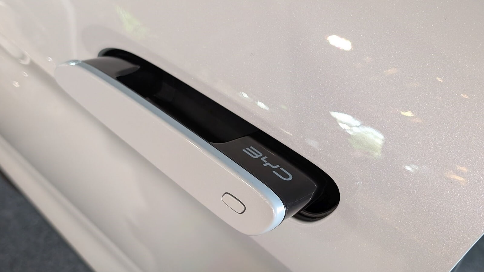 بعد حوادث قاتلة.. الصين تتجه لمنع مقابض الأبواب الكهربائية في السيارات