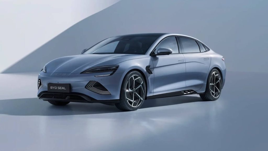 بي واي دي تتجاوز تسلا لتصبح أكبر شركة مبيعًا للسيارات الكهربائية في العالم