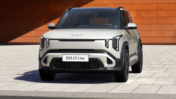 كيا تدخل سباق السيارات الكهربائية الاقتصادية مع طراز EV2 الجديد … أرخص سيارة كهربائية من الشركة حتى الآن