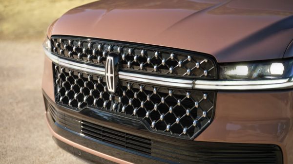 لينكولن تعمل على تطوير سيارة SUV فاخرة مستندة إلى فورد برونكو لمنافسة G-class