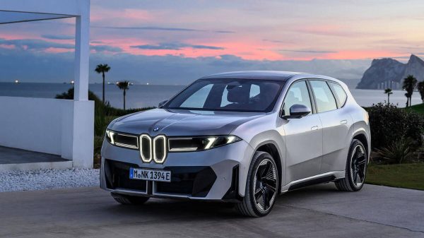 سيارة BMW iX3 الكهربائية الجديدة تقود انطلاقة “Neue Klasse” بنجاح وبي إم دبليو تسرّع الإنتاج