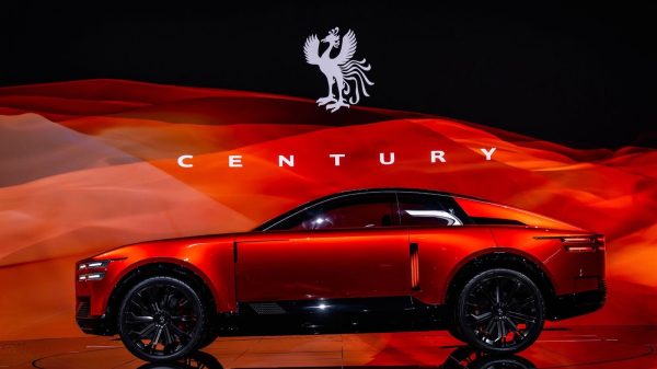 محرك V12 يعود من جديد … تويوتا سنتشري كوبيه تراهن على الفخامة التقليدية