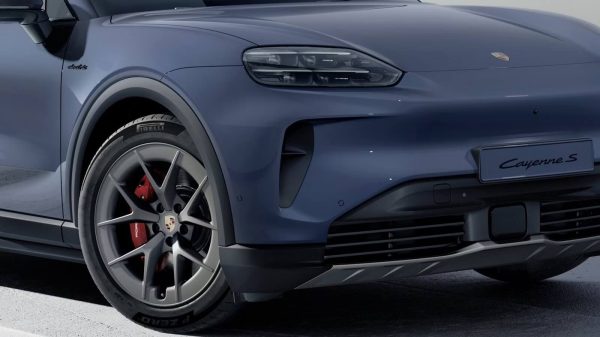 بورش توسع تشكيلة كايين الكهربائية بإطلاق Cayenne S Electric