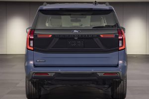 فورد إكسبيديشن 2027 تحتفل بالذكرى الثلاثين من خلال إصدار مع حزمة مميزة من الإضافات_4