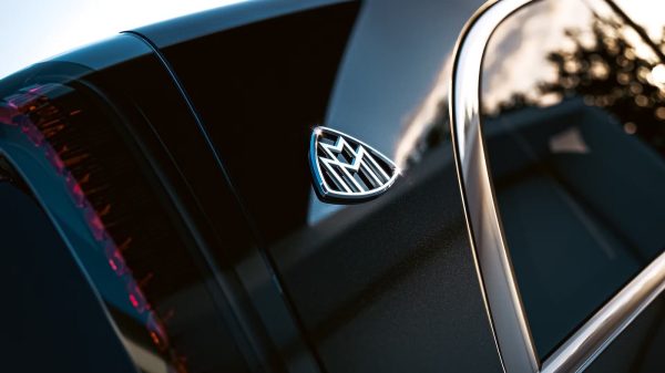 مرسيدس تكشف ملامح سيارة فان فاخرة جديدة تحت علامة مايباخ فائقة الفخامة