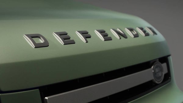 لاند روفر توسع عائلة ديفندر بنسخة كهربائية مدمجة في 2027 لمنافسة الطراز الأصغر القادم من جي كلاس