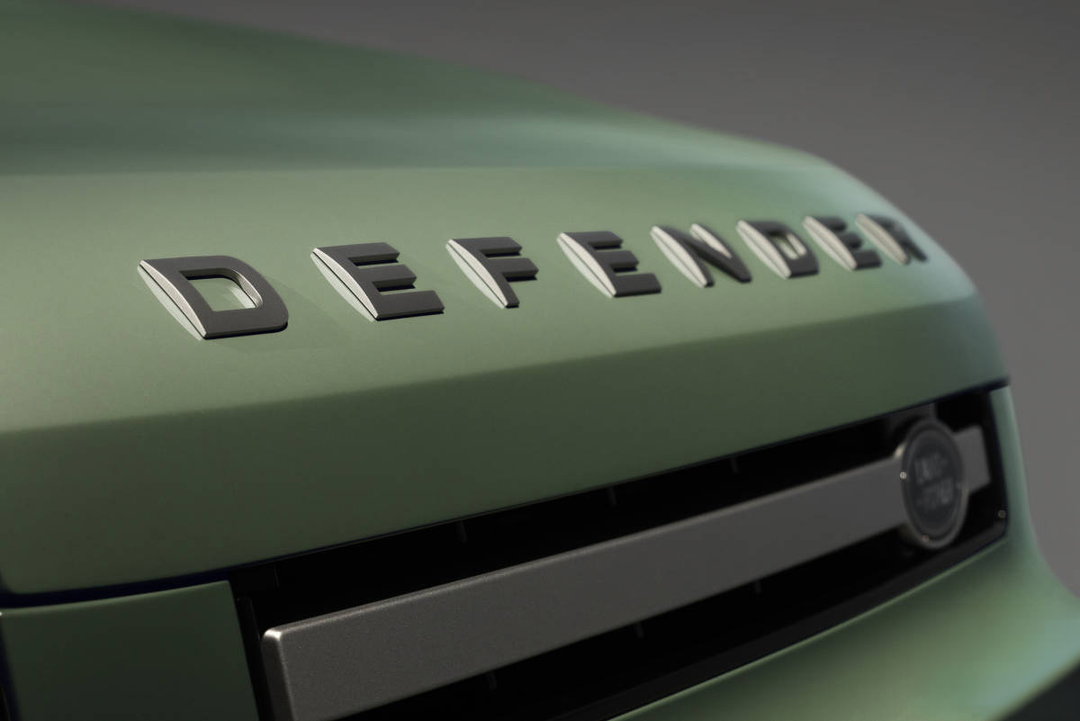 لاند روفر توسع عائلة ديفندر بنسخة كهربائية مدمجة في 2027 لمنافسة الطراز الأصغر القادم من جي كلاس