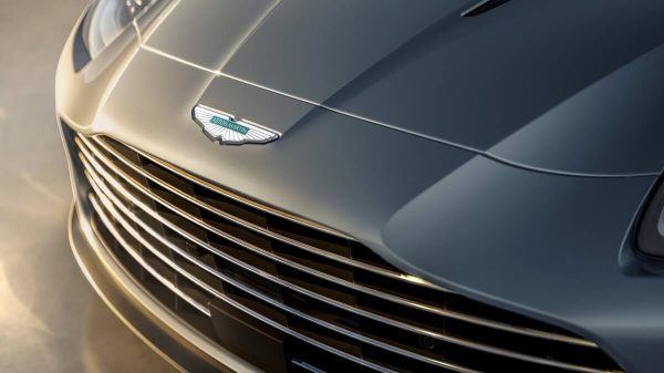أستون مارتن Vanquish 25 … نسخة خاصة  تحتفي بربع قرن من السيارة الأيقونية