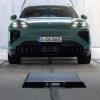 بورشه تطلق رسمياً تقنية الشحن اللاسلكي لطراز Cayenne Electric بقدرة 11 كيلوواط