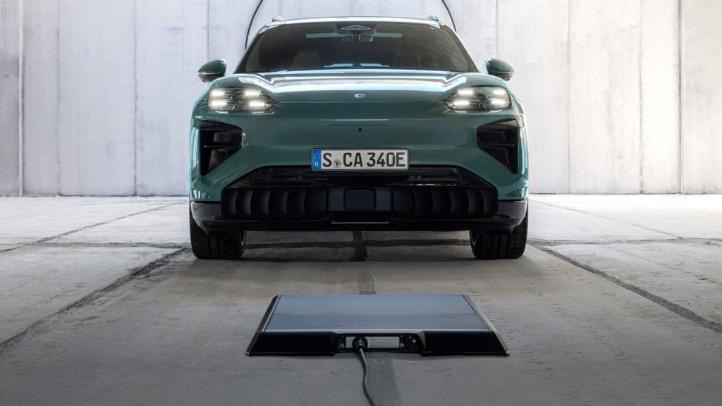 بورشه تطلق رسمياً تقنية الشحن اللاسلكي لطراز Cayenne Electric بقدرة 11 كيلوواط