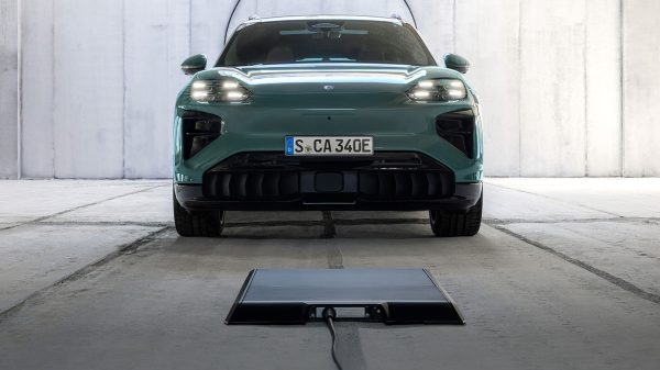 بورشه تطلق رسمياً تقنية الشحن اللاسلكي لطراز Cayenne Electric بقدرة 11 كيلوواط