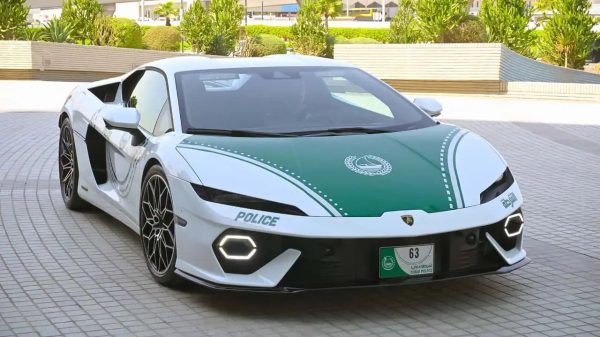 لامبورجيني تيميراريو تدخل الخدمة ضمن أسطول شرطة دبي من السيارات الفاخرة