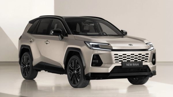 تويوتا تطلق راف 4 PHEV موديل 2026 في الإمارات: القوة الهجينة القابلة للشحن تصل إلى الشرق الأوسط